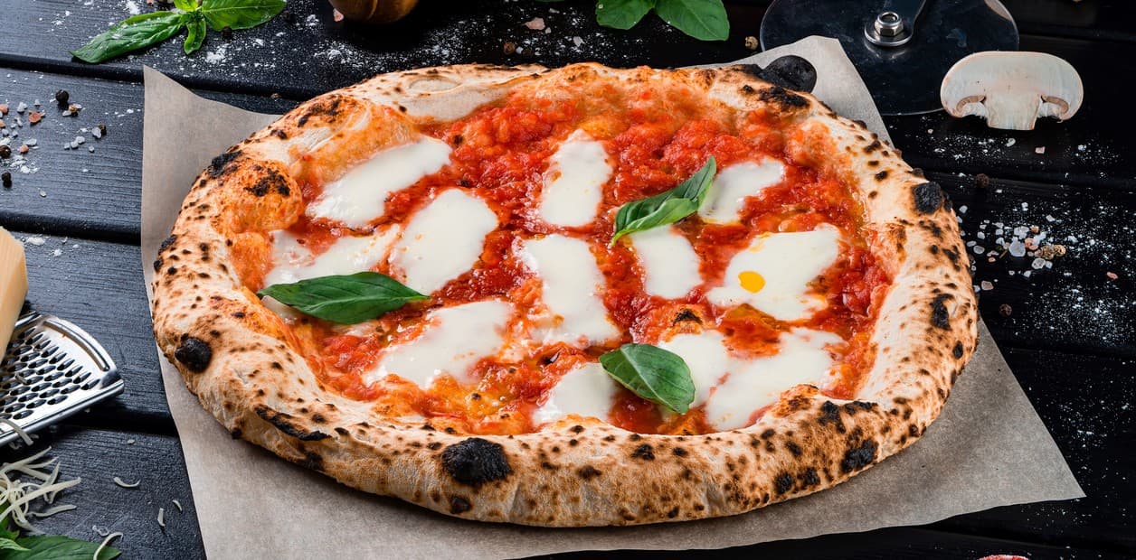 Pizza napolitana recien salida del horno